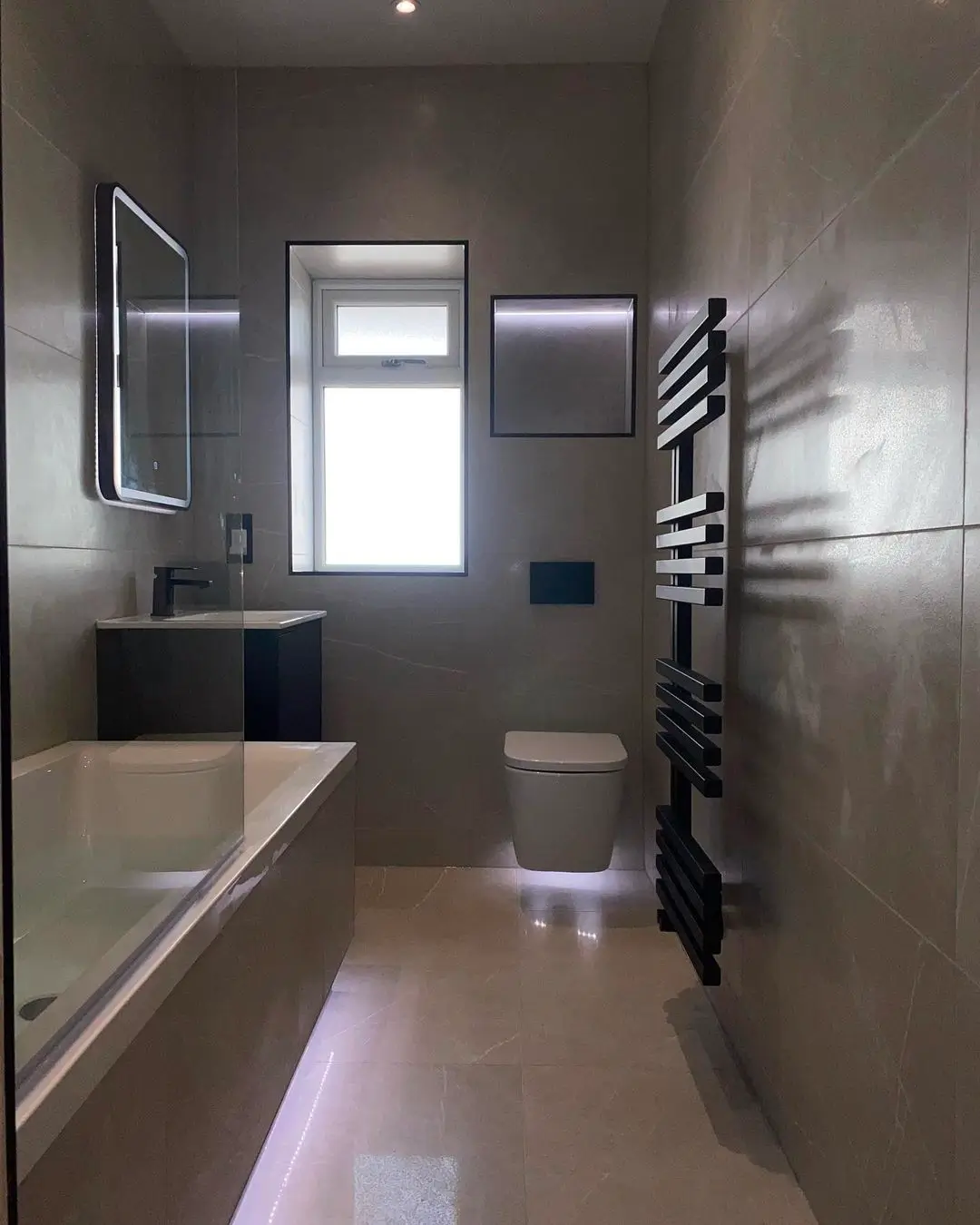 Modern fitted bathroom by CDM Plumbing & Bathrooms in Paisley