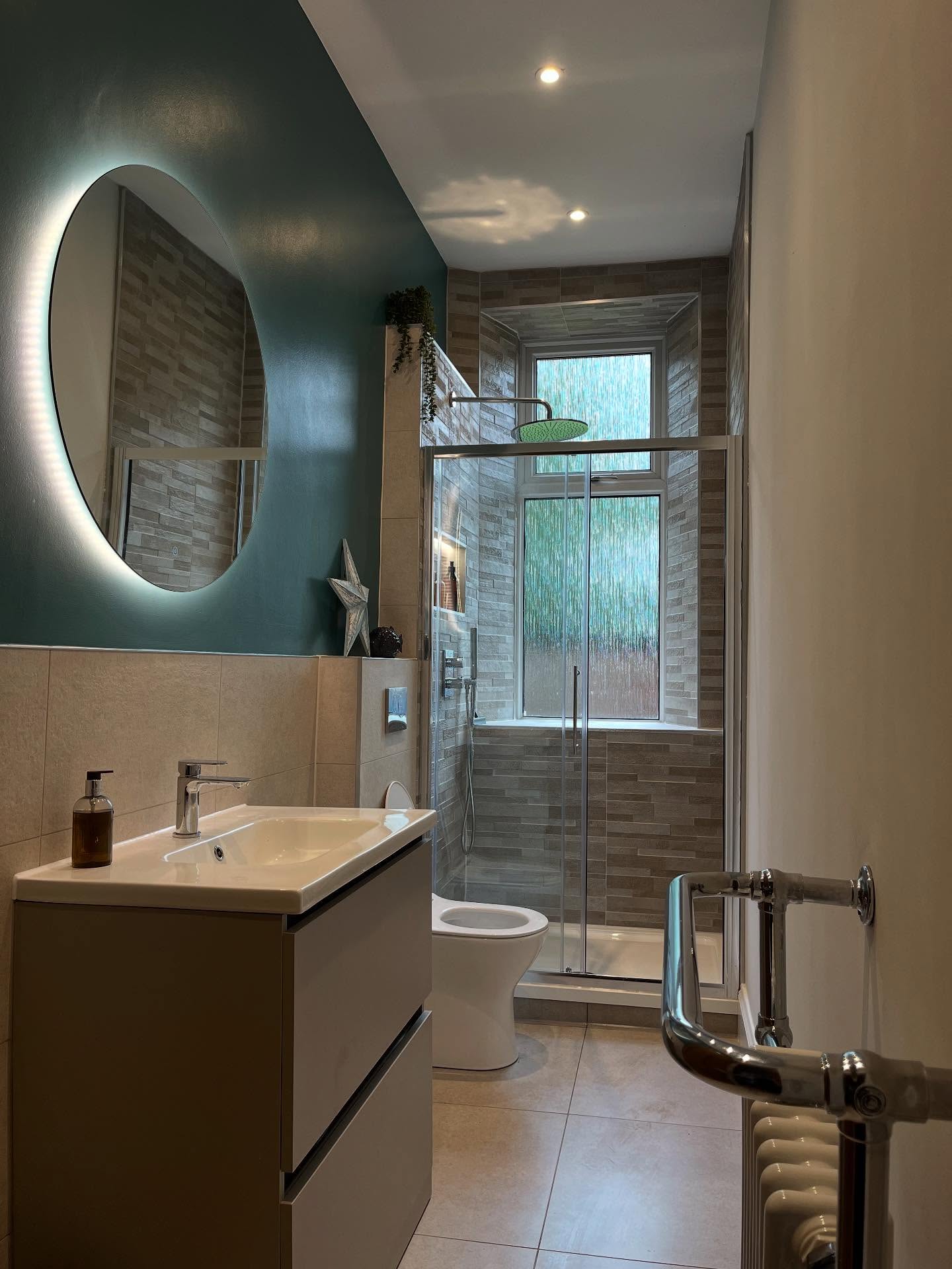 Modern ensuite bathroom by CDM Plumbing